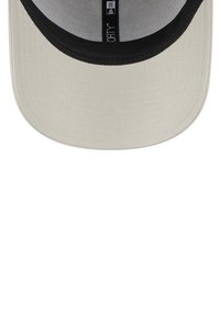 Gorra con una corona de algodón beige y visera negra. Presenta un interior texturizado y una etiqueta de la marca cosida en el interior de la corona.