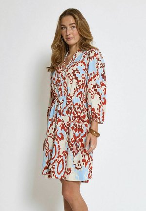 Robe légère à motifs avec des tons rouge, bleu et beige. Elle possède un col, des manches longues et une taille cintrée pour l'ajustement.