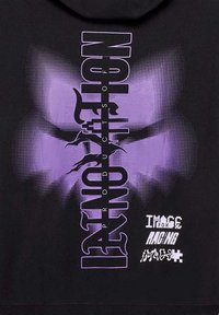 Sudadera negra con un gran gráfico púrpura que presenta un diseño de mariposa y el texto "NO LIMIT". Las texturas incluyen puntos y áreas sólidas.