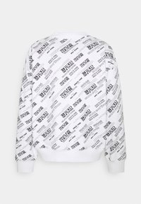 Vit sweatshirt med ett upprepande mönster av svarta logotyper och text, rund krage och ribbade muddar. Mjuk tyg med en något texturerad yta.