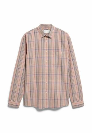 Langärmliges Hemd mit beigefarbenem Grund und kariertem Muster in Rot, Marineblau und Schwarz, mit Brusttasche und klassischem Kragen.