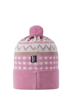 Różowa dziana czapka typu beanie z białymi i beżowymi geometrycznymi wzorami, z podwiniętym brzegiem, różowym pomponem na czubku oraz czarną metką z napisem "Moomin by reima".
