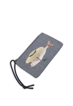 Granatowa paskowana saszetka z nadrukiem ryby w kapeluszu słomkowym. Gładka tkanina z zamkiem błyskawicznym i paskiem na nadgarstek dla łatwego przenoszenia.