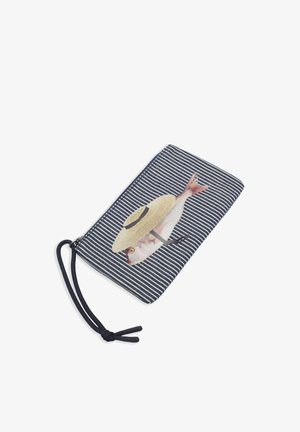 Pochette à rayures marines ornée d'un poisson imprimé portant un chapeau de paille. Tissu lisse avec une fermeture éclair et une anse pour le poignet, pratique à transporter.