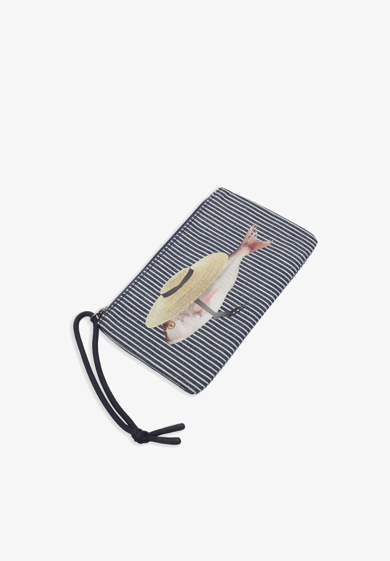 Pochette à rayures marines ornée d'un poisson imprimé portant un chapeau de paille. Tissu lisse avec une fermeture éclair et une anse pour le poignet, pratique à transporter.