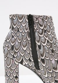 Miss Selfridge Botines bajos - silver-coloured