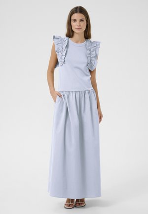 Robe maxi bleu clair avec des détails à volants aux épaules, col rond, taille élastique et grandes poches, fabriquée en tissu léger et doux.