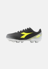 Scarpa da calcio nera con lacci bianchi, logo giallo e una parte superiore texturizzata con motivo sfumato. Suola bianca con multiple tacchetti.