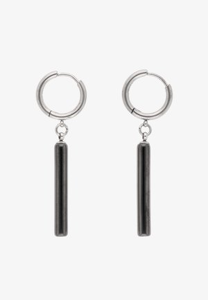 Ezüst karika fülbevalók, amelyeken vékony fekete henger alakú medálok lógnak apró láncszemeken.