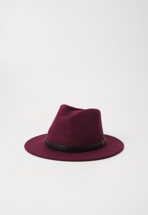 Bordeaux vilten fedora hoed met een brede rand en een zwarte leren band rond de basis, met een gladde textuur en een gestructureerd ontwerp.