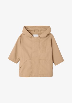 Beiger Regenmantel für Kleinkinder mit Kapuze, Blende über dem vorderen Reißverschluss, zwei Vordertaschen und langen Ärmeln.
