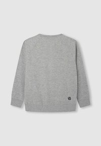 Felpa grigia con maniche raglan, collo e polsini a costine, con un piccolo logo blu navy in basso a sinistra. Tessuto morbido.