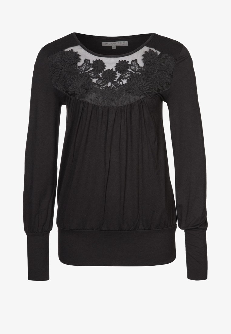 T-shirt noir à manches longues avec un panneau en dentelle florale texturée sur la poitrine, un tissu froncé sous la poitrine et des poignets ajustés.
