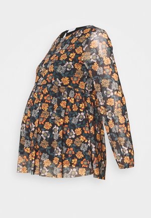 Blusa per maternità con maniche lunghe, motivo floreale in arancione, viola e verde su fondo nero, design plissettato e scollo rotondo.