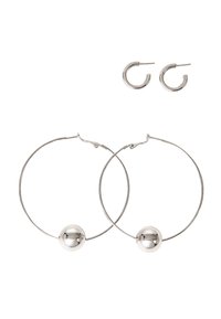 Pendientes de aro plateados con un acento esférico brillante. Presentan un diseño moderno y minimalista. Incluye dos pendientes huggie más pequeños.