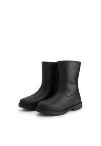 Par de botas de cuero negro hasta la mitad de la pantorrilla con cremallera lateral y suelas de goma resistentes, posicionadas una al lado de la otra sobre un fondo blanco.