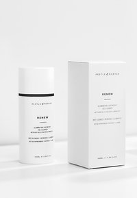 Weiße zylindrische Flasche mit schwarzen Akzenten, beschriftet mit "Renew" und Produktdetails. Begleitet von einer weißen Box mit ähnlichem Branding.