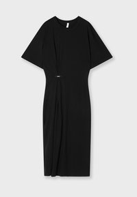 Czarna sukienka z krótkim rękawem, wykonana z miękkiego materiału, z detalem w postaci marszczenia w talii oraz małym akcentem w postaci metki. Sukienka o długości midi.
