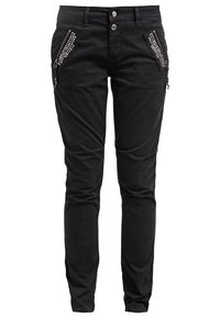 Pantalon noir slim fit avec deux poches avant zippées ornées de clous argentés, fermeture double bouton à la taille et passants de ceinture.