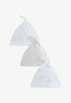 Trys minkšti kūdikių skrybėlaitės su mazgu: balta su žvaigždutėmis, šviesiai pilka ir balta su šviesiais gyvūnų raštais.