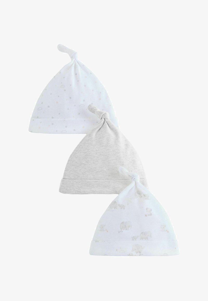 Trois bonnets noués doux pour bébé en blanc avec des étoiles, gris clair et blanc avec des imprimés animaux clairs.