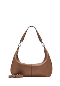 Borsa a spalla in pelle marrone con forma curvata, tracolla regolabile, hardware in acciaio inossidabile e branding minimalista sul lato. Texture liscia.