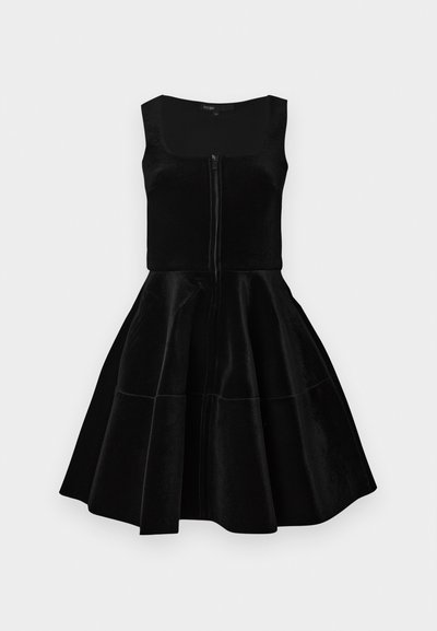Robe noire en velours sans manches avec encolure carrée, fermeture éclair à l'avant et jupe évasée.