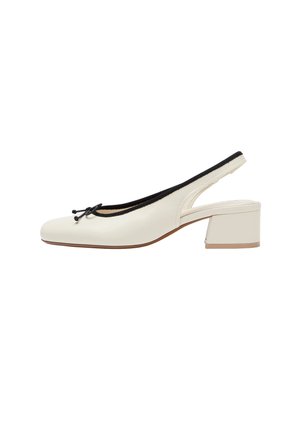Cremefarbener Slingback-Schuh mit niedrigem Blockabsatz, schwarzem Rand am Ausschnitt und kleinem Schleifendetail vorne.
