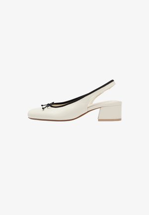 Cremefarbener Slingback-Schuh mit niedrigem Blockabsatz, schwarzem Rand am Ausschnitt und kleinem Schleifendetail vorne.