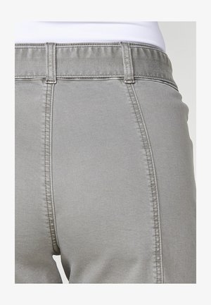 Hallid hallid püksid pehmest kangast, millel on kõrge vöökoht, nähtavad õmblused ja sile tekstuur. Tootel on külgõmblused ja taskud.