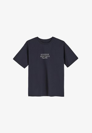 Granatowa bawełniana koszulka z krótkim rękawem, z białym nadrukowanym logo, które w centrum przodu brzmi "DIVERSE HERITAGE".