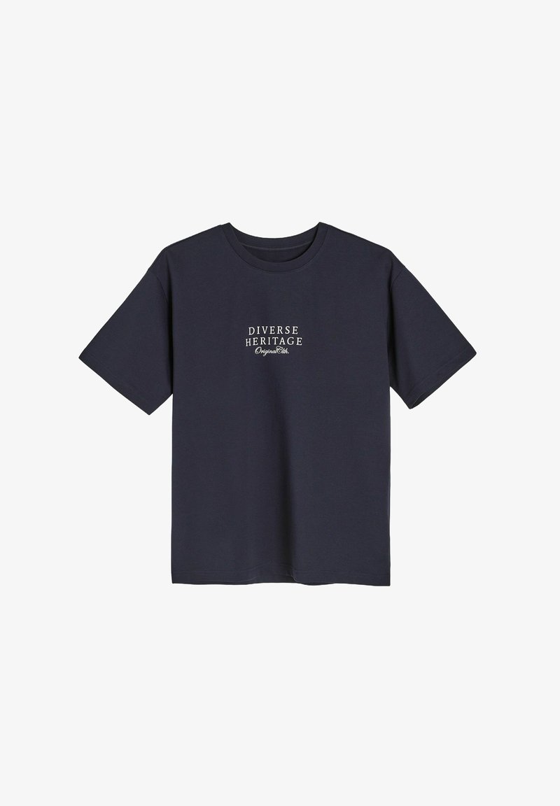 Granatowa bawełniana koszulka z krótkim rękawem, z białym nadrukowanym logo, które w centrum przodu brzmi "DIVERSE HERITAGE".