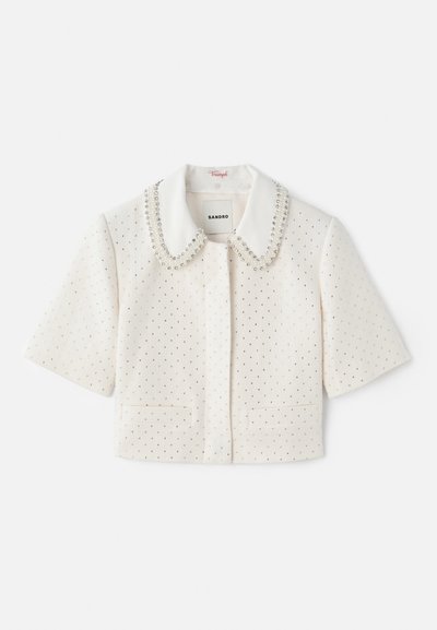 Jachetă albă scurtă cu mâneci scurte, fabrică texturată, cu accente de guler din perle și două buzunare frontale, având un model cu puncte pe întreaga suprafață.