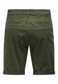 Pantalones cortos verde oliva de tela de algodón con una textura suave, que presentan dobladillos enrollados, dos bolsillos traseros con botones y un corte ajustado.