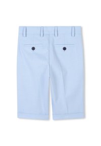 Shorts en coton bleu clair avec une texture lisse, dotés de deux poches arrière avec des boutons foncés et des ourlets retroussés. Design ajusté avec passants de ceinture.