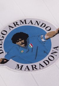 Geborduurd patch met een figuur in een blauw shirt met accenten van de Italiaanse vlag, cirkelvormig ontwerp, witte achtergrond, tekst "DIEGO ARMANDO MARADONA."