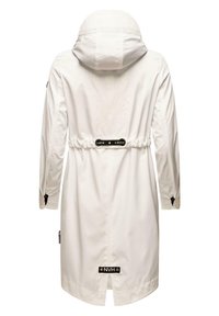 Palton lung alb cu glugă, talie strânsă și detalii negre de brand. Textură netedă, cu închideri tip clapetă pe mâneci. Design simplu.