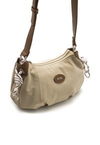 Bolso de hombro de nailon beige con forma curva, detalles en cuero marrón y correas decorativas de cuerda blanca. Cuenta con cierre de cremallera y parche con el logo.