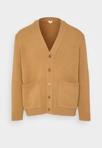 Cárdigan de punto en marrón claro con escote en V, cierre de botones y dos bolsillos delanteros. Presenta puños y bajo acanalados. Textura suave.