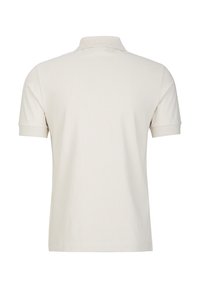 Romiggekleurige korte mouw polo shirt weergegeven vanaf de achterkant, met een klassieke kraag en een gladde stoftextuur.