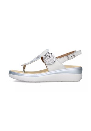 Sandal bianco con una fascia anteriore argentata testurizzata, cinturino alla caviglia regolabile e suola platform bianca imbottita con un accento azzurro.