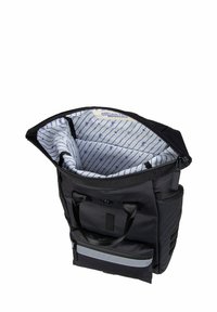Zwarte tas met dubbele handgrepen, ritssluiting, reflecterende strook en gestreepte blauwe binnenvoering. Bevat meerdere compartimenten en vakken.