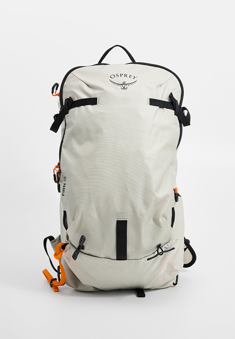 Mochila ligera de color gris con acentos negros; cuenta con correas, cremalleras y herrajes naranjas; diseñada para uso al aire libre y durabilidad.