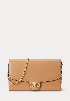 Pochette rectangulaire en cuir marron clair avec fermeture à rabat, bandoulière chaîne dorée et emblème doré sur le devant avec les lettres RLL.