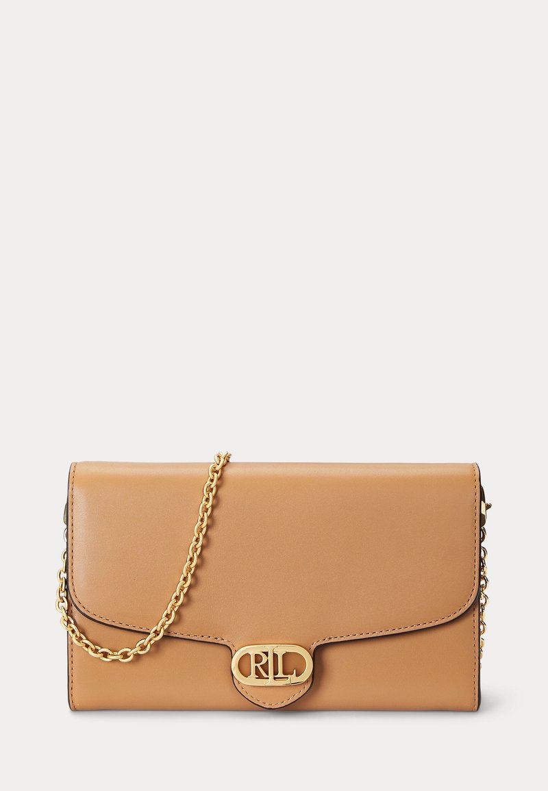 Pochette rectangulaire en cuir marron clair avec fermeture à rabat, bandoulière chaîne dorée et emblème doré sur le devant avec les lettres RLL.