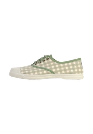 Baskets en toile à carreaux verts et blancs avec une semelle en caoutchouc, design à lacets et un capuchon de orteil blanc contrastant.