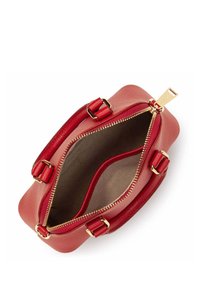 Sac à main en cuir rouge avec quincaillerie dorée, fermeture éclair sur le dessus, deux courtes poignées et un extérieur texturé. L'intérieur présente une doublure douce contrastante.