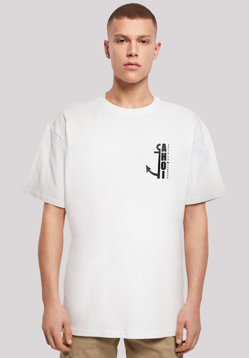 Weißes Baumwoll-T-Shirt mit kurzen Ärmeln. Hat eine schwarze Schriftzug- und Ankergrafik auf der linken Brust. Lässiger Schnitt, klassisches Rundhalsdesign.