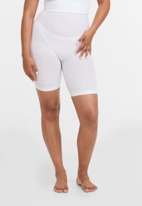 Shorts albi cu talie înaltă, dintr-un material neted �și elastic, cu o lungime până la mijlocul coapsei și un design fără cusături pentru confort.