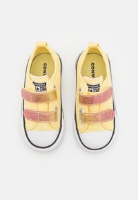 Converse CHUCK TAYLOR ALL STAR EASY ON UNISEX - Trainers - like butter/donut glaze/white